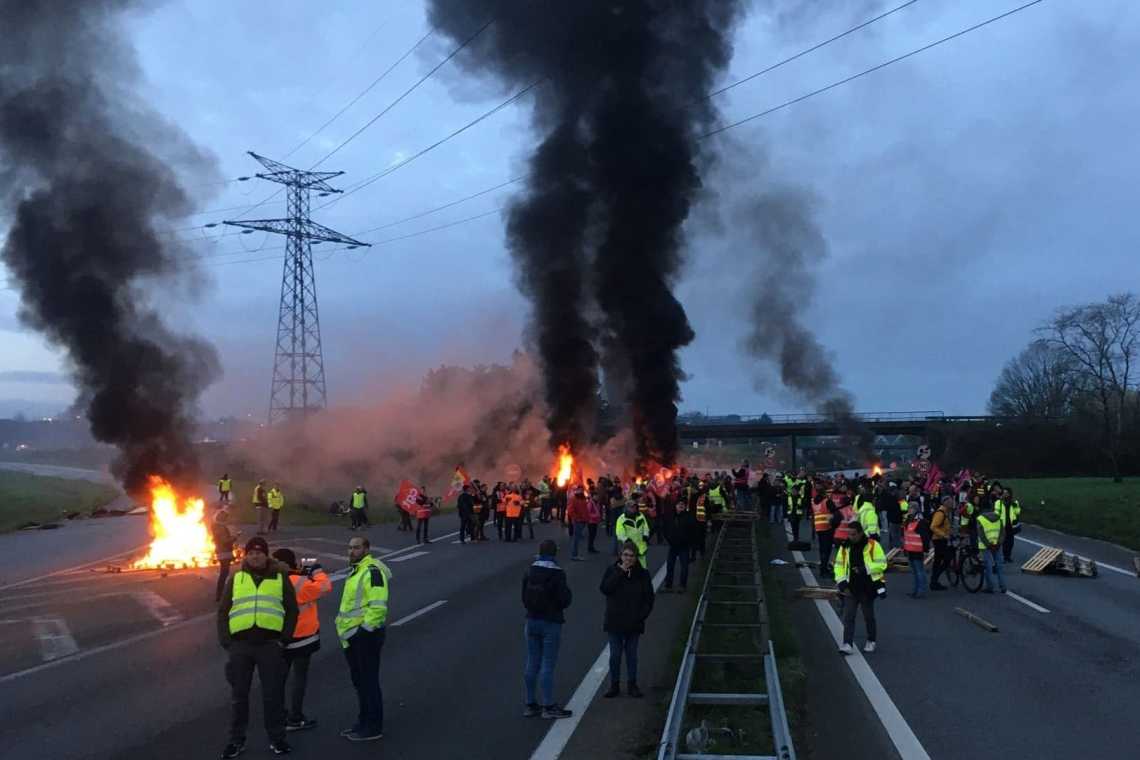 Franța în revoltă împotriva reformei pensiilor: poliția a bătut și arestat manifestanții