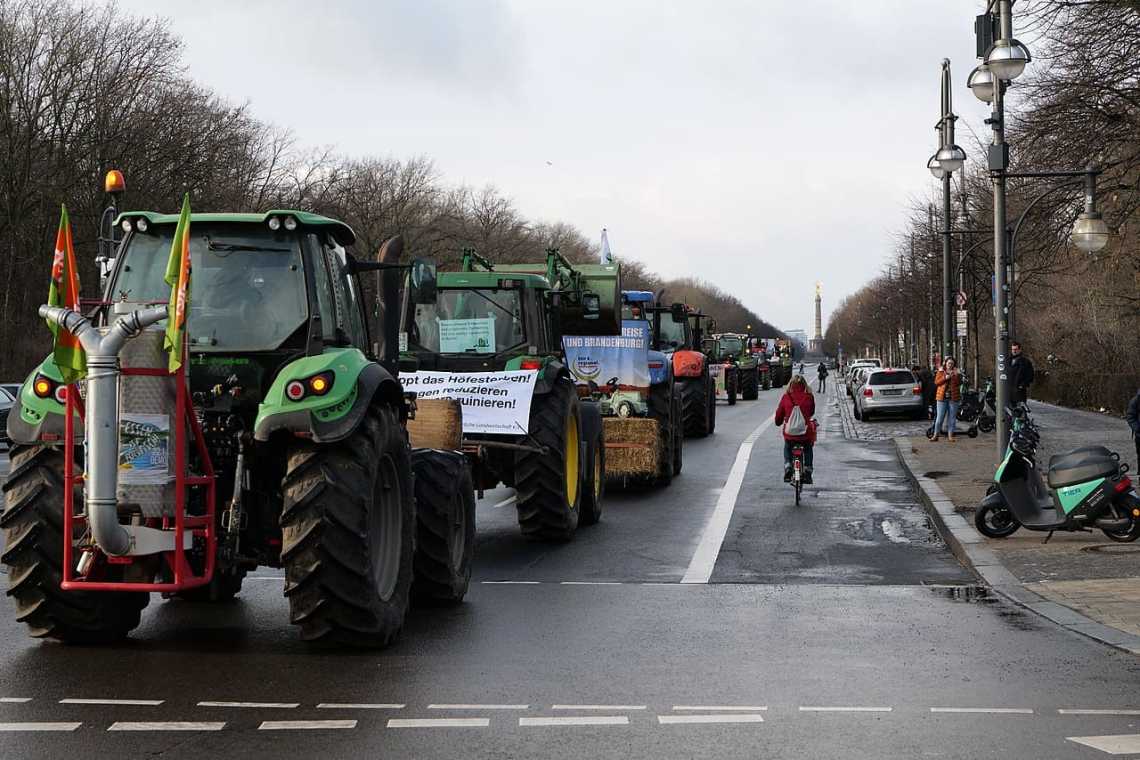 Ucraina vinde cerealele în România în timp ce fermierilor români li se acordă 1 euro la hectar!