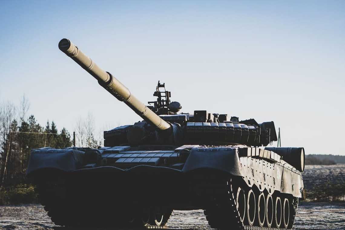 ITALIA: un tren cu tancuri și armament trece prin gară cu destinația Ucraina